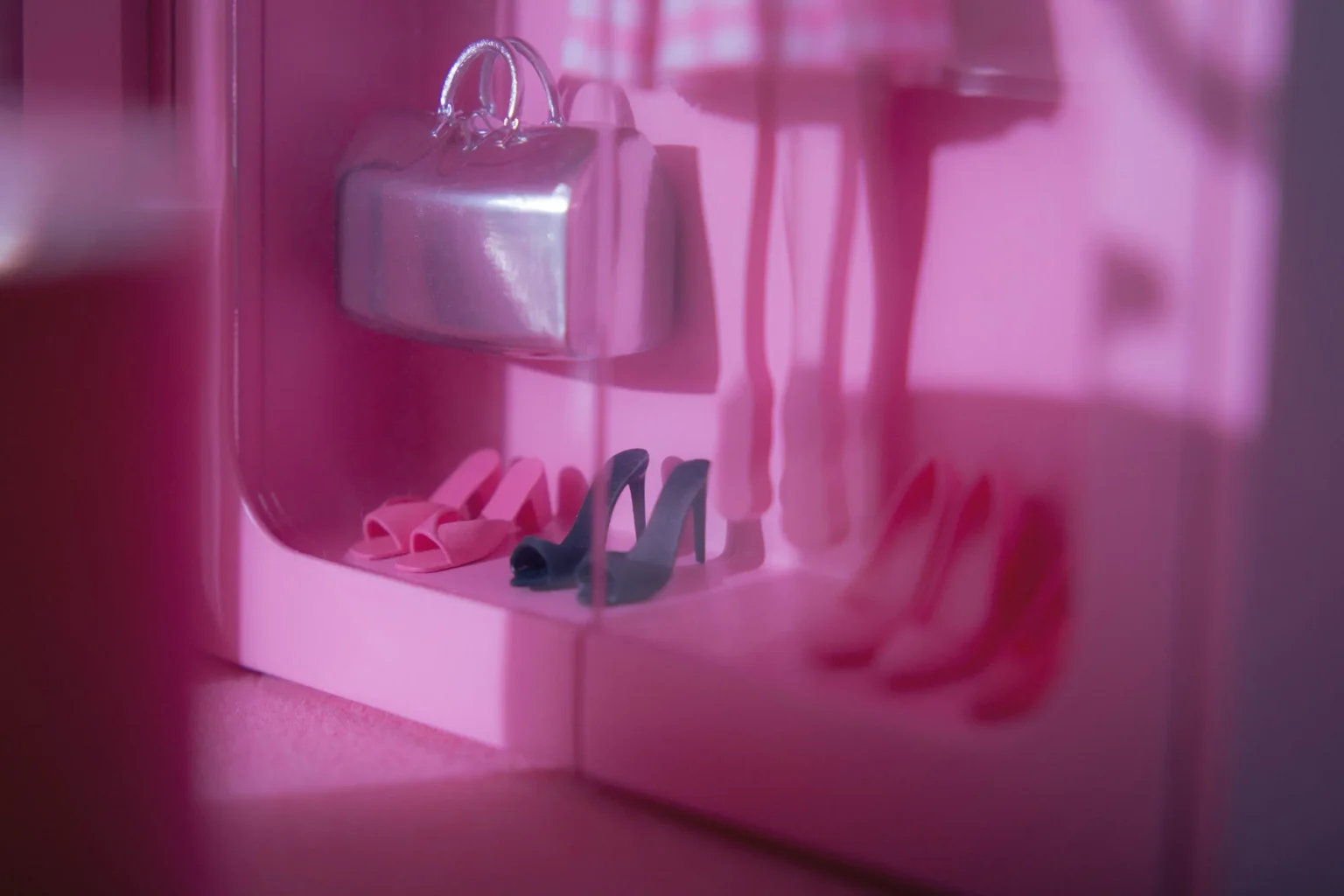 Zapatos y bolso de Barbie en armario de Barbie's Dreamhouse en impresión 3D.