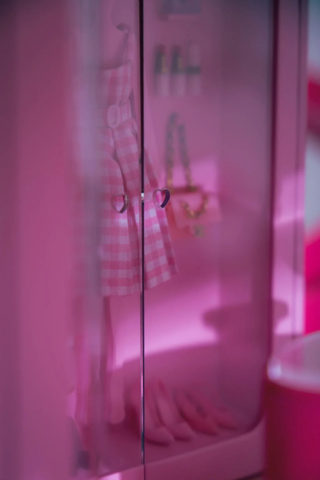 Vestido de Barbie en armario de Barbie's Dreamhouse en impresión 3D.